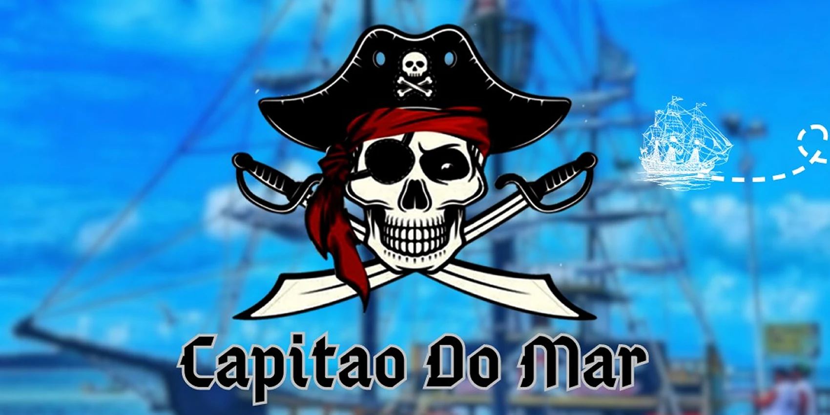 Vista de um píer de madeira levando a um barco pirata ancorado em águas calmas e cristalinas, cercado por outras embarcações e um céu azul com poucas nuvens, em uma praia tranquila com vegetação ao fundo.