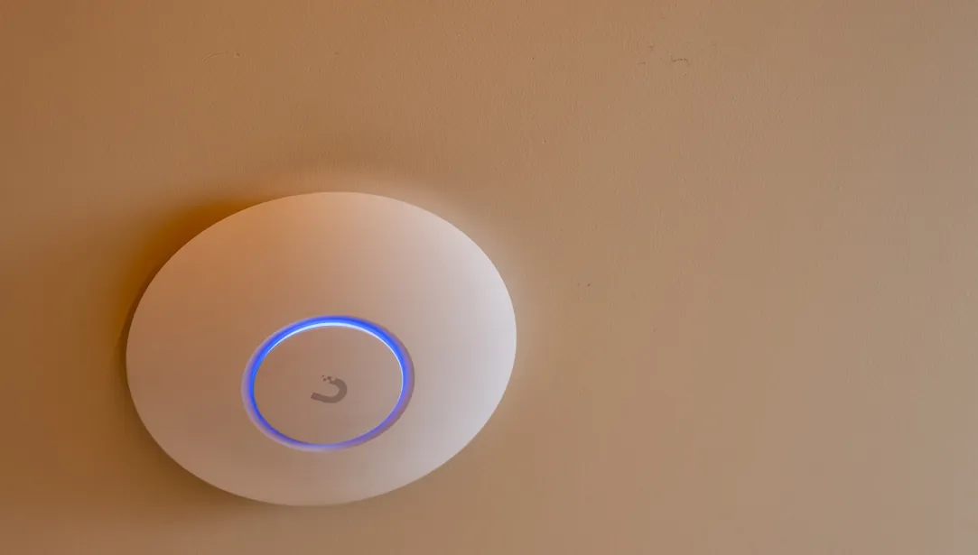 Roteador moderno instalado, garantindo conexão Wi-Fi de alta qualidade para os hóspedes durante sua estada.