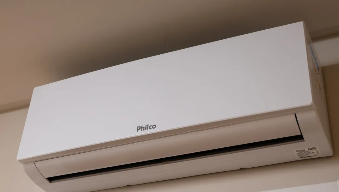 Ar-condicionado Philco instalado, proporcionando um ambiente climatizado e confortável em todas as estações do ano.