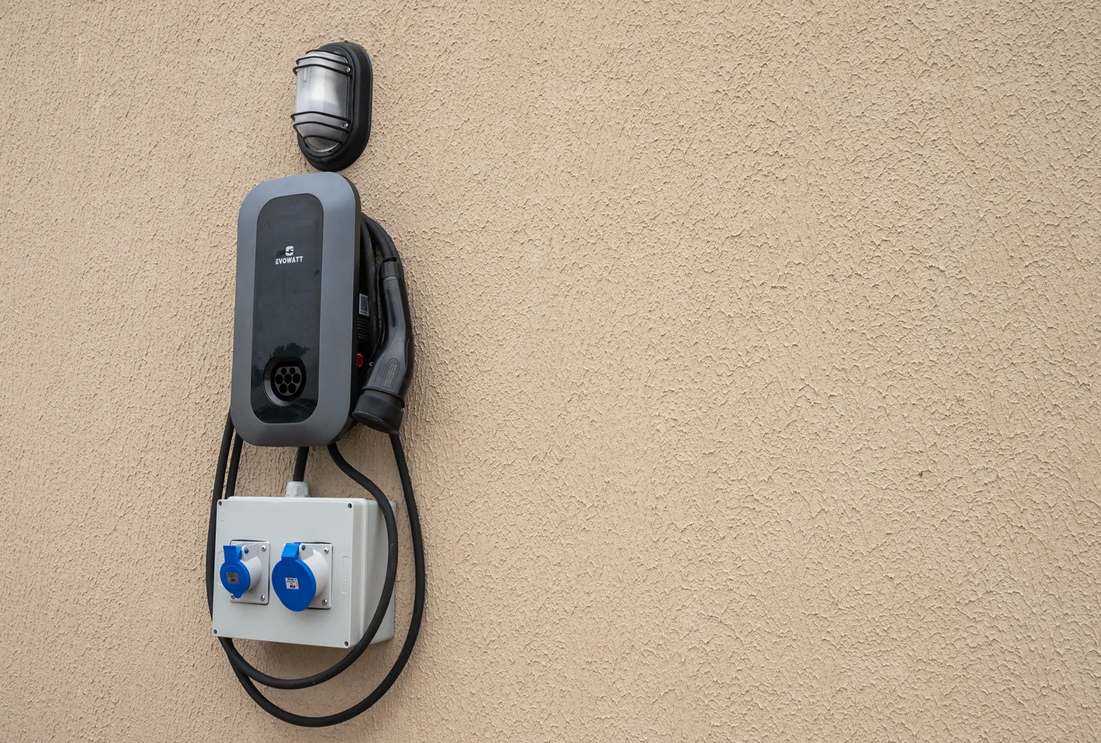 Carregador de veículo elétrico instalado na Pousada Caminho do Bosque, oferecendo comodidade sustentável para os hóspedes que utilizam carros elétricos.