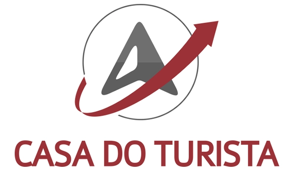 Logotipo da Casa do Turista, com uma seta estilizada em vermelho contornando um símbolo geométrico central, representando dinamismo e movimento, acompanhado do nome em letras maiúsculas.