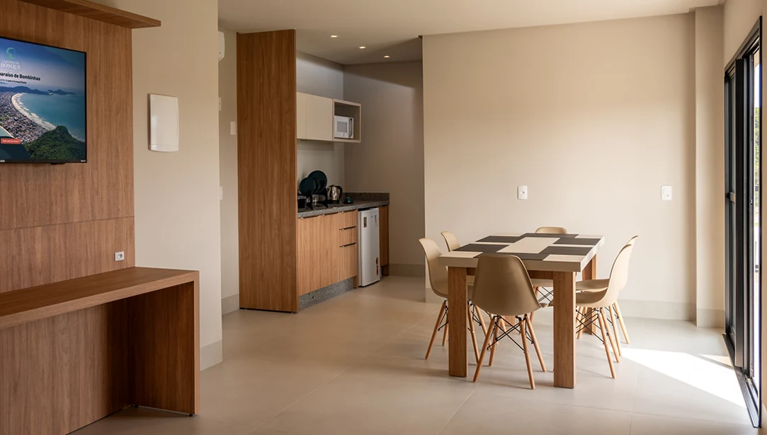 Cozinha integrada, equipada com eletrodomésticos modernos, móveis planejados e ampla iluminação natural.