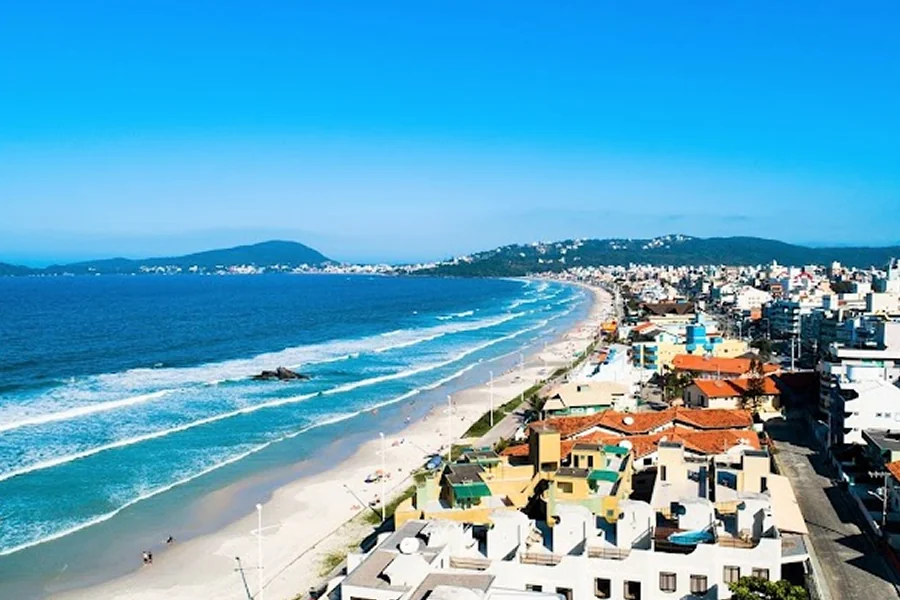 A Praia de Bombas é uma das mais tradicionais de Bombinhas, com águas calmas e ótima infraestrutura. Ideal para famílias, oferece bares e restaurantes à beira-mar.
