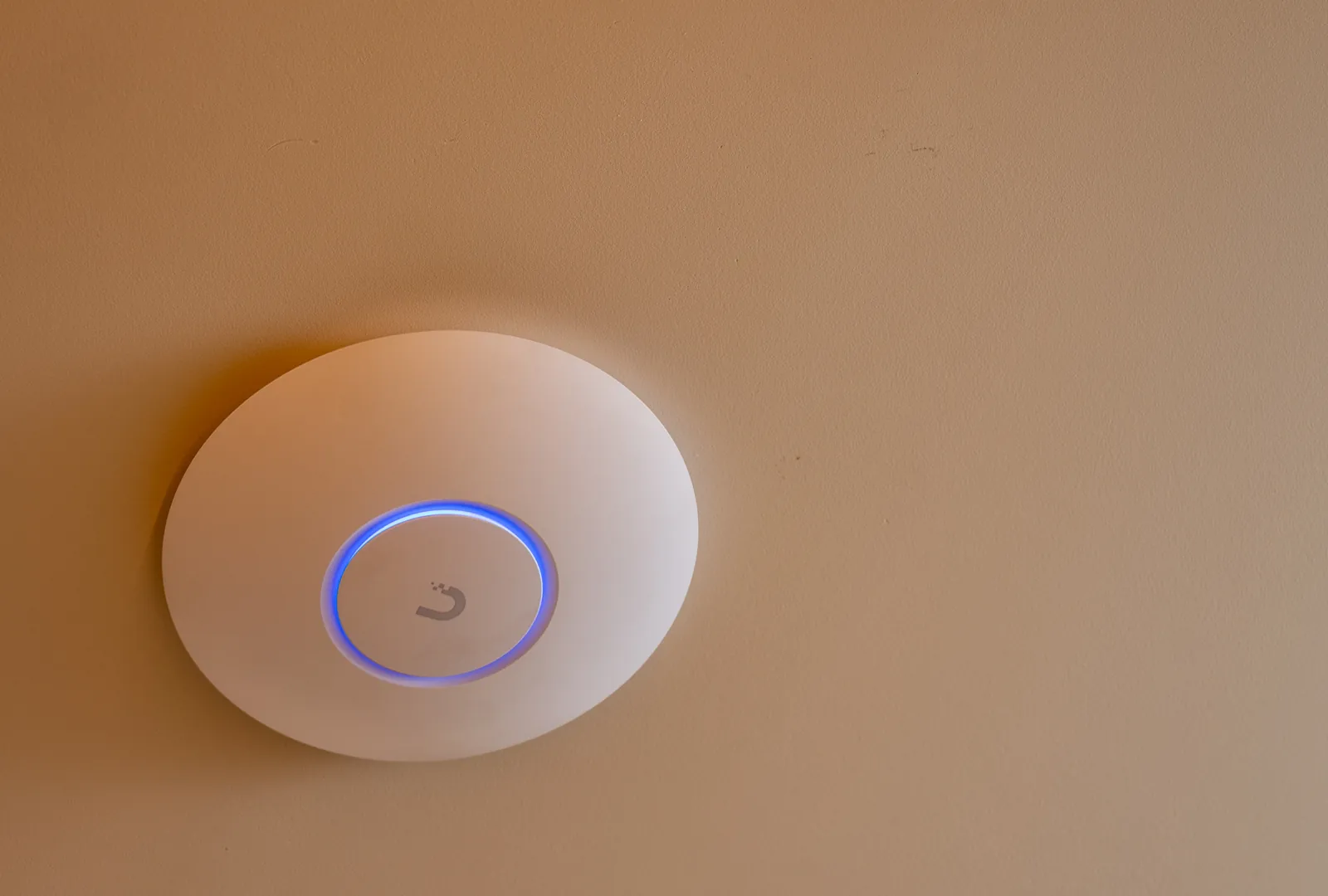 Equipamento de Wi-Fi de alta velocidade na Pousada Caminho do Bosque, garantindo conexão rápida e estável em todas as áreas da pousada.