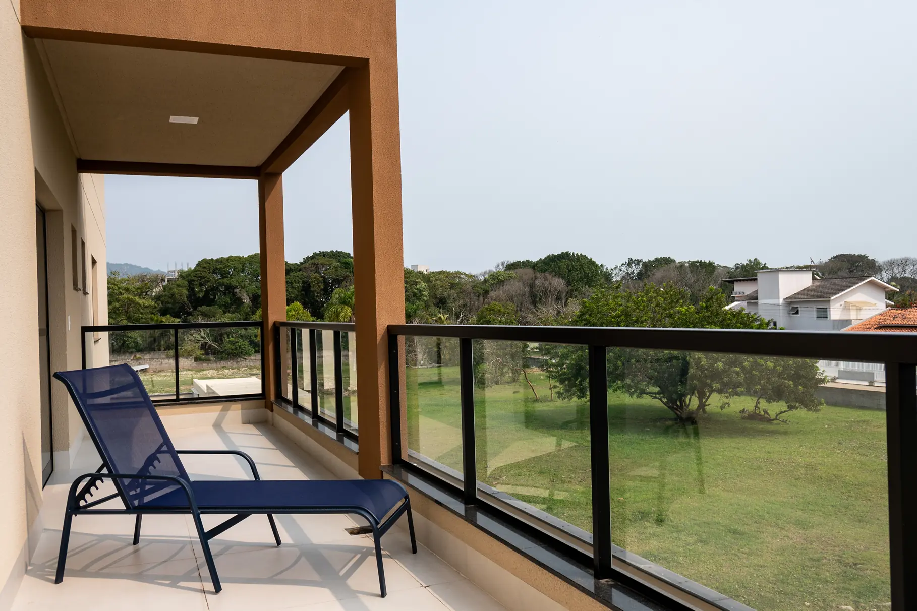 Varanda privativa da pousada, com cadeiras de descanso e uma vista tranquila. Perfeito para relaxar e aproveitar momentos de lazer.